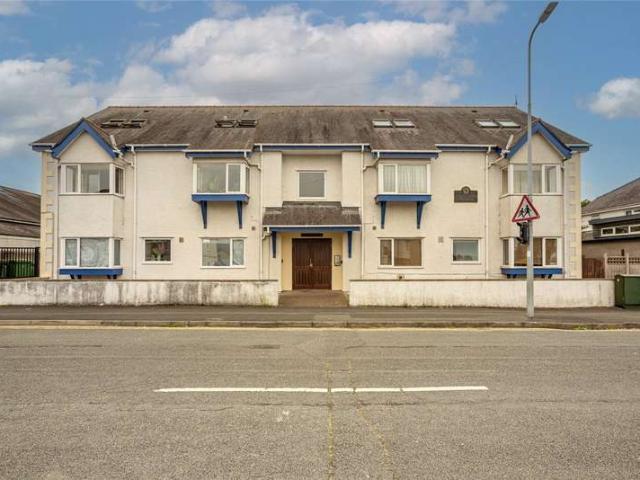 Flat for sale in Bangor, Wales