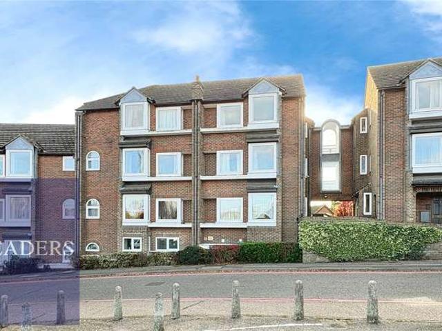 Flat for sale in Chipping Hill, Essex