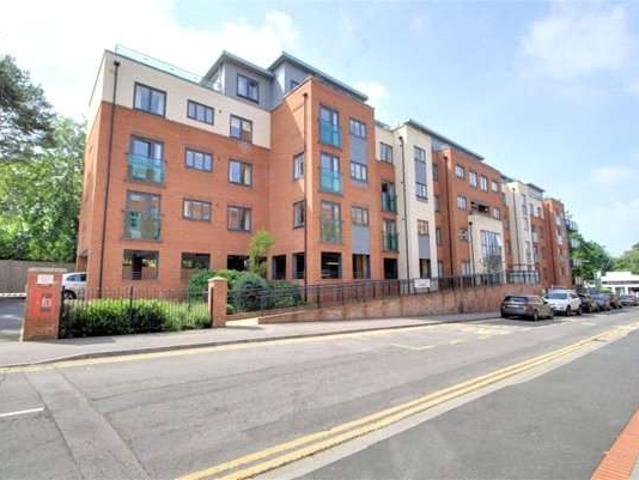 Flat for sale in Heol-las, Surrey