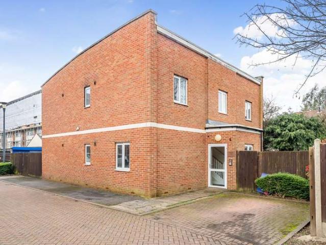 Flat for sale in Hatch End, Greater London