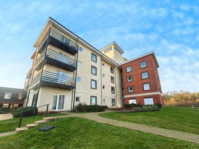 Flat for sale in Jennetts Park, Binfield