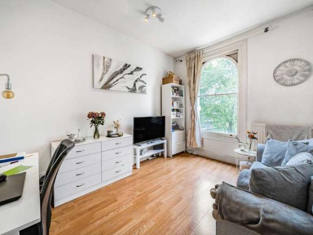 Flat for sale in Battersea, Clapham Junction