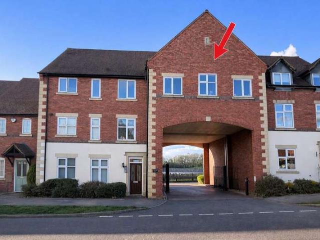 Flat for sale in Green Close, Warwickshire