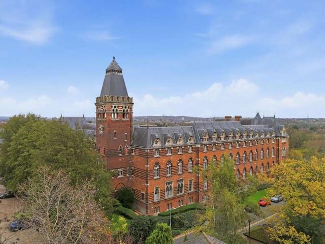 Flat for sale in Snaresbrook, Greater London