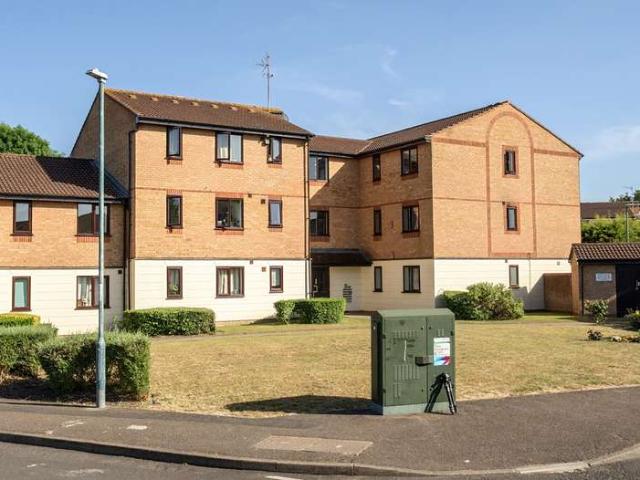 Flat for sale in Hackbridge, Greater London