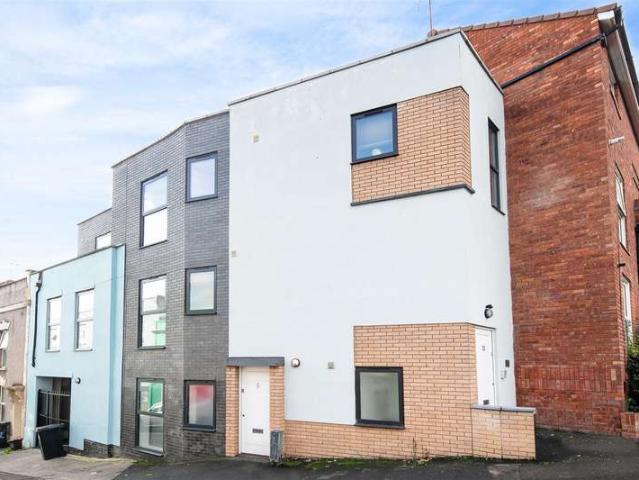 Flat for sale in Kingsdown, Feckenham