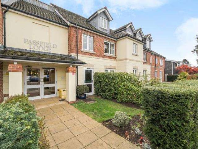 Flat for sale in Heol-las, Surrey