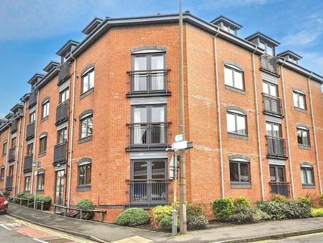 Flat for sale in Stone, Baswich
