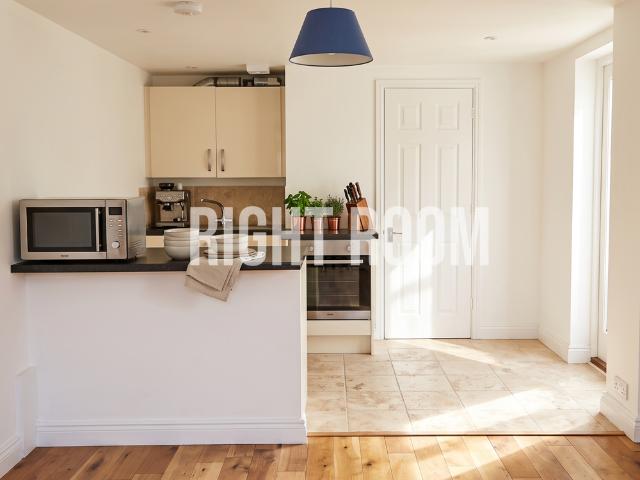 Apartment for rent in Old Dean, Heol-las