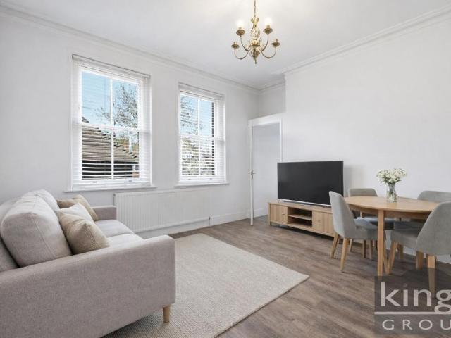 Apartment for rent in Bush Hill Park, Greater London