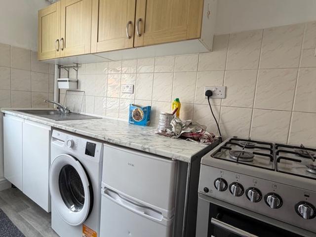 Apartment for rent in London Borough of Merton, Merton Park