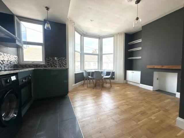Flat for rent in West Cliff, Acol
