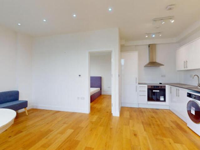 Flat for rent in Cat Hill, England