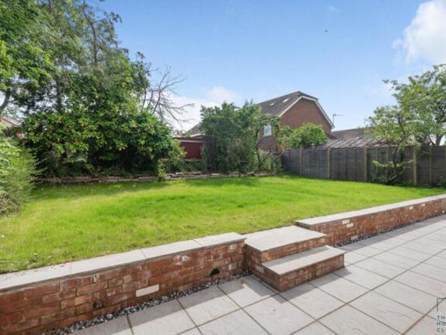 Flat for rent in Westborough, Surrey