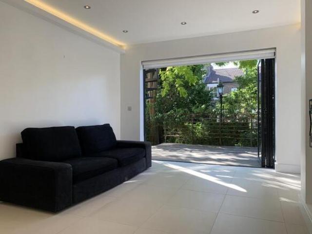 Flat for rent in Cat Hill