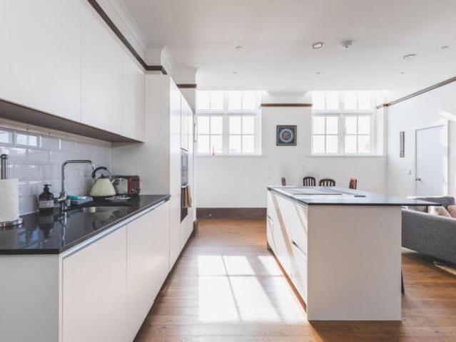 Property for rent in Cat Hill, England
