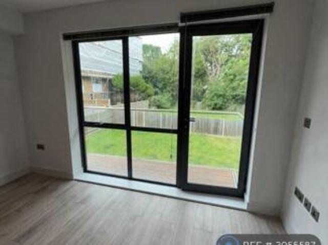Flat for rent in Cat Hill, England