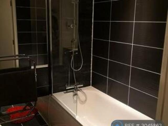 Flat for rent in Cat Hill, England