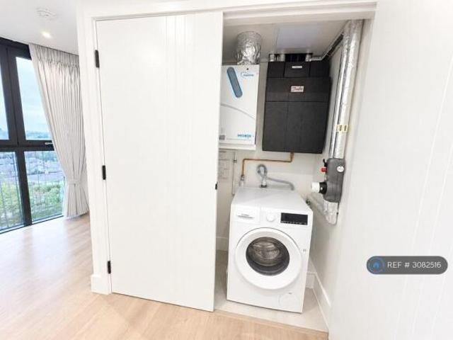 Flat for rent in Cat Hill, England