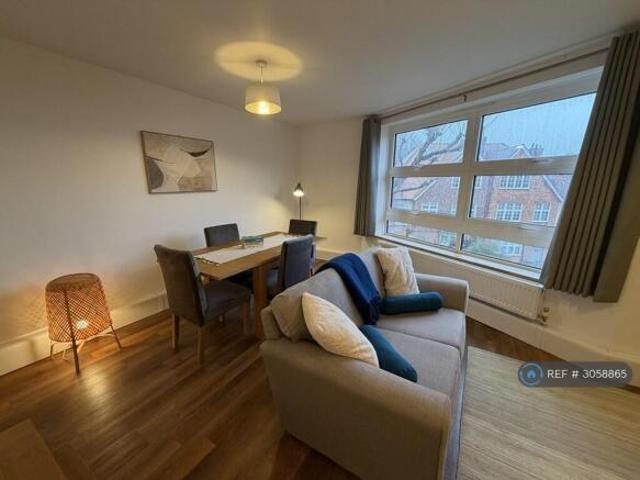 Flat for rent in Cat Hill, England