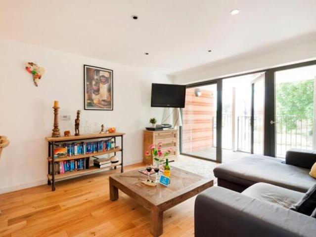 Property for rent in Cat Hill, England