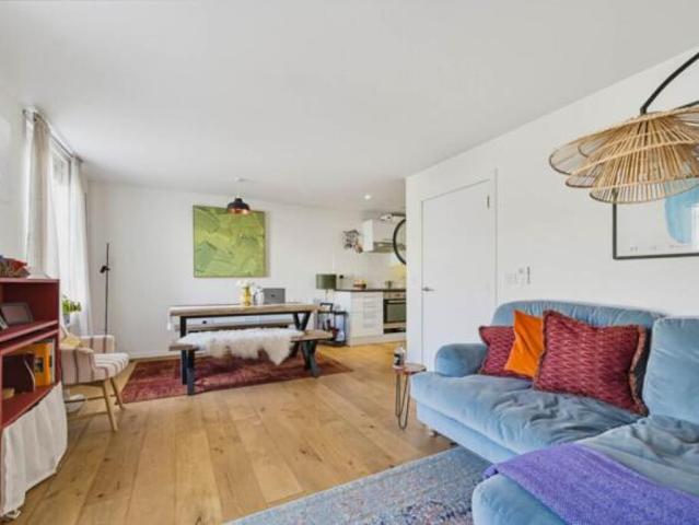 Flat for rent in Cat Hill, England
