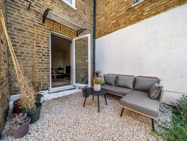 Flat for rent in Cat Hill
