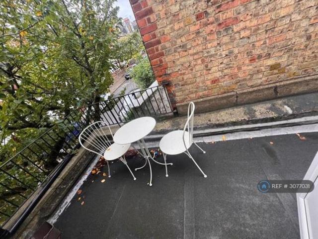 Flat for rent in Cat Hill, England