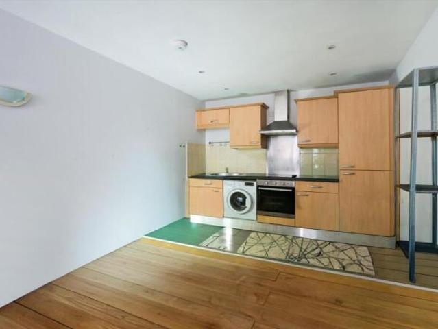 Flat for rent in Cat Hill, England