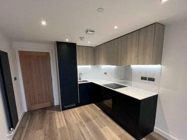 House for rent in Heol-las, Surrey