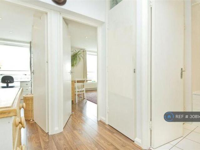 Flat for rent in Cat Hill, England