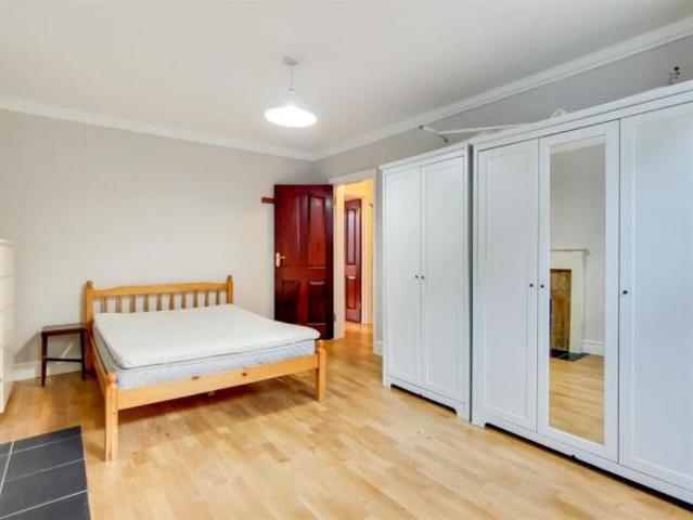 Flat for rent in Walham Green, Greater London
