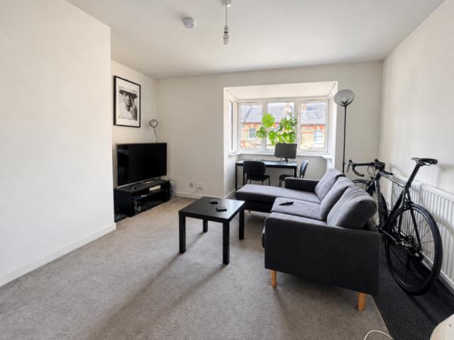 Flat for rent in Cat Hill, England
