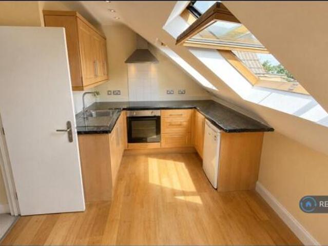 Flat for rent in Cat Hill, England