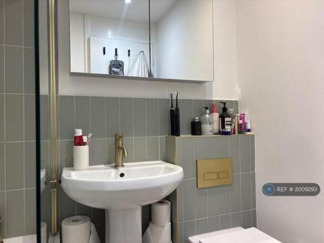 Flat for rent in Cat Hill, England