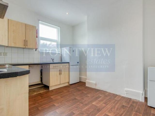 Flat for rent in Cat Hill, England