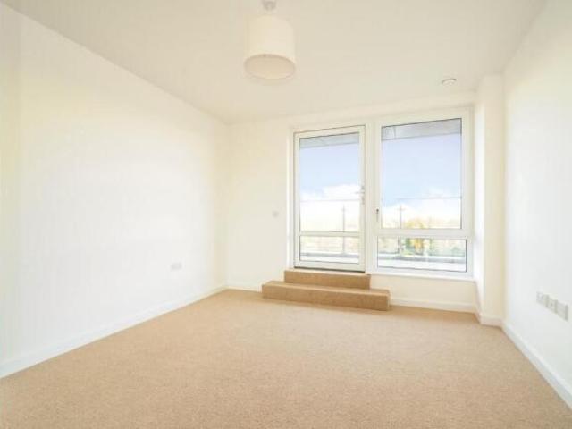 Flat for rent in Brentford End, Greater London