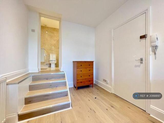 Flat for rent in Cat Hill, England