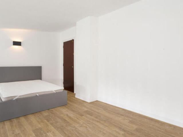 Flat for rent in Brentford End, Greater London