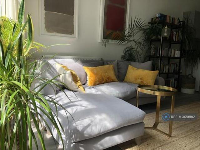 Flat for rent in Cat Hill, England
