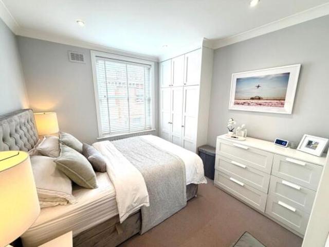 Flat for rent in Cat Hill, England
