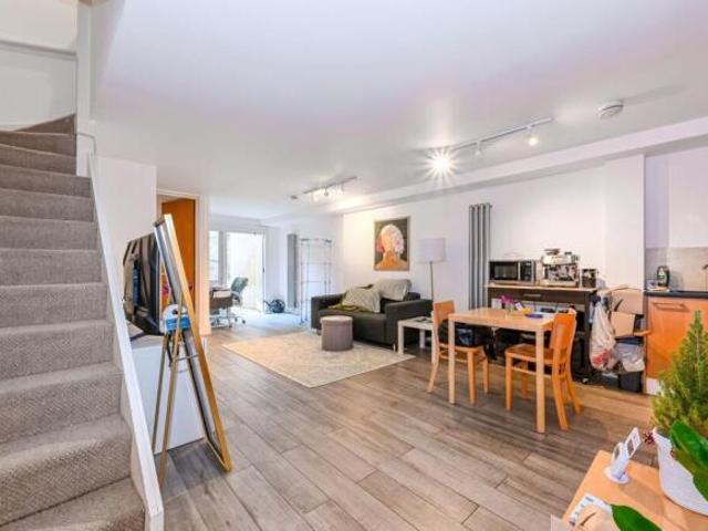 Flat for rent in Cat Hill, England