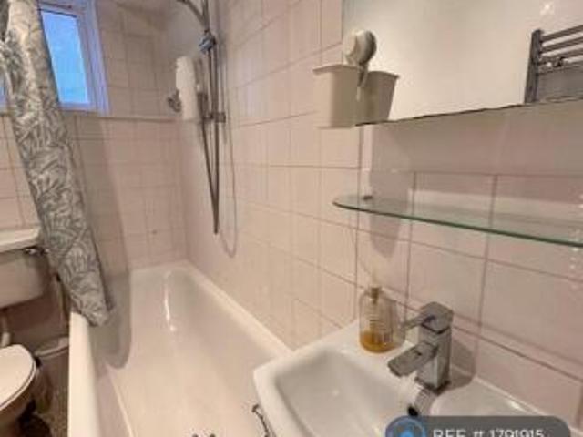 Flat for rent in Cat Hill, England