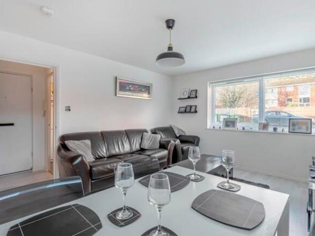 Flat for rent in Five Acres, Hertfordshire