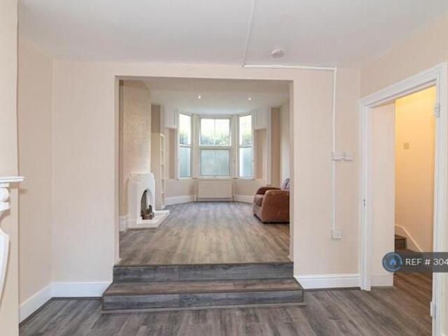 Flat for rent in Cat Hill, England
