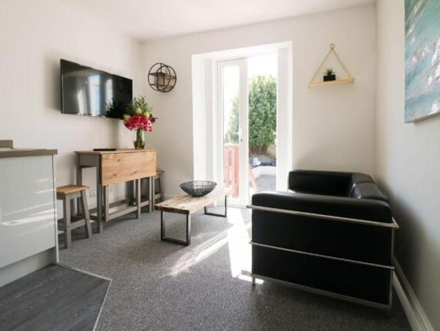 Flat for rent in Follaton, Strode