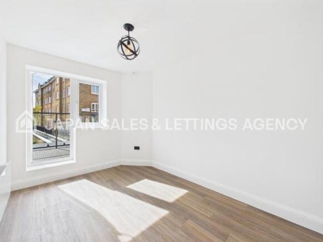 Flat for rent in Acton, Greater London
