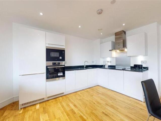 Flat for rent in Cat Hill, England