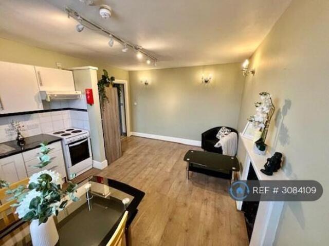 Flat for rent in Cat Hill, England