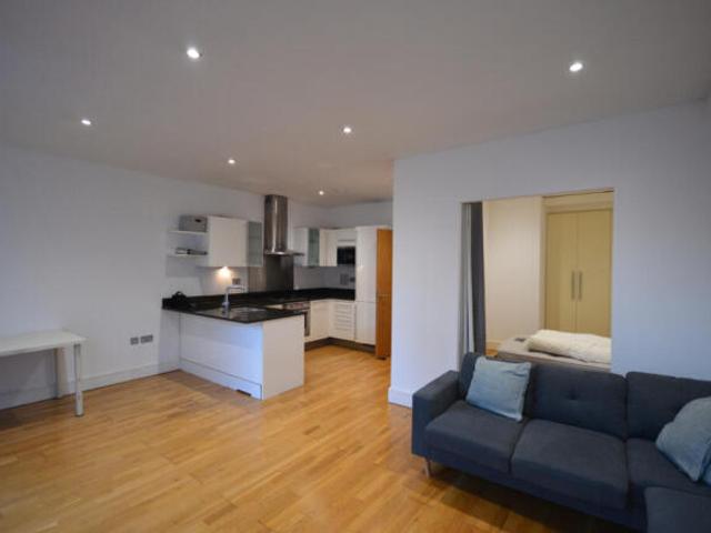 Flat for rent in South Lane, West Yorkshire